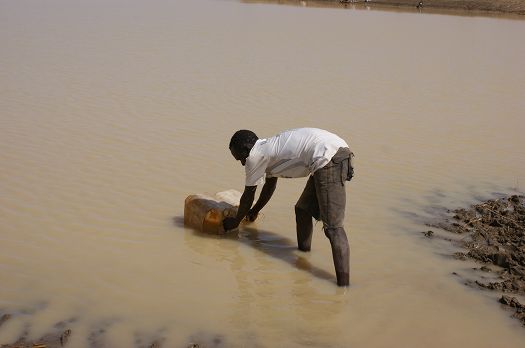 写真12．汚染された水を汲む村落住民