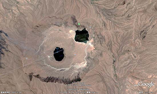  写真1．Marra山頂に形成されている2つの火口湖 (出典：Google Earth)